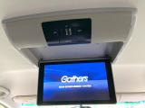 【後席モニター】家族や友人とお出かけする機会が多い方に大人気の後席モニターを装備!見やすい位置に画面がありテレビやDVDの視聴も快適!友達もお子様も、後席にしか乗らなくなるかも??