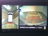 パノラマモニター付きです。 車両を上から見たような映像を画面に表示。 運転席からの目視だけでは見にくい、車両周辺の状況をリアルタイムでしっかり確認できます。