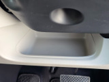 運転席周辺の収納も充実したドライバーズロアポケット。細かな使い勝手にも配慮されています。