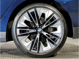 BMWの純正アロイホイールは軽量かつ強度にも優れているホイールで走行性能を引き上げる設計になっております。足元にもBMWは妥協がなくこだわっている個所になります。
