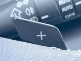 【パドルシフト】ハンドルから手を離さずに素早くシフトアップ&ダウンができるので、エンジンブレーキを使う下り坂や高速道路の合流で加速したい場面で役立ちます。