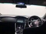 シンプルながら機能性あふれる運転席廻りです。視界性もよく、運転しやすいですよ。