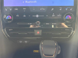 【左右独立温度コントロール式フルオートエアコン(DUAL/SYNC)】運転席側と助手席側でそれぞれ自由に温度設定ができ、快適な風量やモードなどを自動調整します!