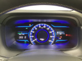 ハイブリット車専用のメーターです。中央のスピードメーターより左右のサブデスプレイで燃費や動力伝達などの情報が見れるようになっています。