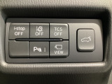 運転席脇のクラスタースイッチ部分にはカメラ切り替えスイッチ、パーキングセンサー、その他走行系スイッチを集中配置しております。