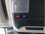 専用ボタンでコールセンターへ接続。状況に応じて緊急車両の要請やロードサービスの取次ぎを行います。重大事故の際は自動的にコールセンターにつながり、緊急車両やドクターヘリを要請します。(要申込)