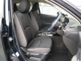 正しい姿勢で運転できるように体幹の腰部をしっかりささえるようデザインされているシートです。素材、シート形状を研究することでフィット感を高めつつ、優れた快適性を実現しています。