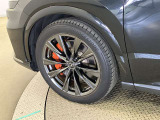 オレンジキャリパー(フロントLEXUSロゴ)装着でよりF SPORTらしい印象になっております。