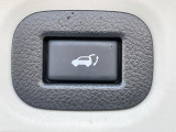 【パワーバックドア】スマートキーや運転席のボタンを押すだけでリアゲートが自動で開閉します!荷物を持っている時や、高い位置にあるバックドアを閉める際に便利な機能です♪