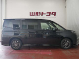 スライドドアは、通常のドアに比べて、車のボディに平行に開閉するので、開けてもスペースをとりません!狭いスペースでも乗り降り楽々です!