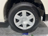 スチールホイールカバー付き。タイヤ装着サイズは「195/80R15」です。
