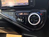 【オートエアコン】一度お好みの温度に設定すれば、車内の温度を検知し風量や温度を自動で調整。暑い&hellip;寒い&hellip;と何度もスイッチ操作をする必要はありません。快適な車内空間には必須の機能ですね♪