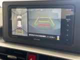 【全方位モニター】まるでクルマを真上から見下ろしたかのような視点で駐車をサポートします!クルマの斜め後ろや真横など、前後左右の4つのカメラの映像が合成されて、モニターに映し出されます。