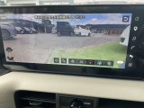 フロントワイドビュー搭載。T字路などの曲がり角で、死角となる人やクルマを広角映像で確認して安心して進めます。