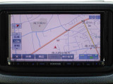 【ナビ】メモリーナビ(ケンウッド MDV-D303)付きです。目的地を設定すれば初めての場所でも簡単に行くことができます。もちろん音楽だって聴けちゃいます♪