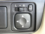 【電動格納ミラー】サイドミラーは電動格納式となっており、狭い駐車場でもキズがつくリスクを抑えられます。