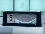 【パノラミックビューモニター】クルマを真上から見下ろした視点で駐車をサポートします。クルマの斜め後ろや真横など、いち早く障害物に気が付くことができます。