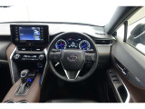 スポーティームード溢れる運転席周りですね。 クイックなドライビングに対応できるよな運転席回りになっています。 ドライブがますます楽しくなりますね!