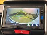 リバースギアに入れるだけで後方の表示へ切り替わります。夜間や雨の日の駐車も楽になりますよ。