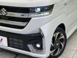 【LEDヘッドライト】悪天候や夜間走行時も良好な視界を確保し安心して運転できる高輝度LEDヘッドライトを装備!点灯速度が早く、消費電力も抑えられています。