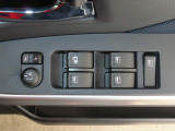 電動格納ミラーあり。駐車の時に便利です。パワーウインドウも付いてます。