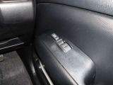 パワーウィンドウスイッチで運転席から全席の窓の開閉ができます。