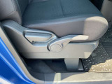 快適に運転できるドライブポジション!40mmも調整できる運転席シートリフターとシートスライドで、無理のない運転姿勢がとれます