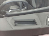 【ヘッドアップディスプレイ】現在の車速表示や目的地へのルート案内やメディア関連のリストを表示する事が可能です。視線移動を減らす事によりドライブに集中して頂けます。