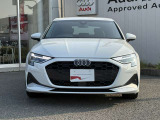 シングルフレームグリルはAudiの象徴的なデザイン要素であり、一目でAudiとわかるスタイル、大きくて迫力のある形状が車のスポーティな印象を強調しており、魅力的なデザインとなっています。
