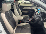 運転席の画像です。足元やシートまわりに余裕があり、リラックスした姿勢で運転が可能です。視界も良好で操作系へのアクセスもしやすく、快適で安心感のあるドライブをサポートします。