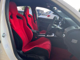 【専用スポーツシート】ホールド性に優れ、カーブ時の体が流れを抑制してくれます。また、体にフィットするから腰や背中が疲れにくく、ロングドライブや高速走行でも快適にお過ごしいただけます♪