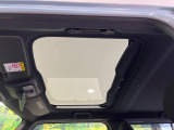 【ガラスルーフ】ガラスルーフ搭載で車内の解放感が一気にアップ!開放的なドライブをお楽しみいただけます。
