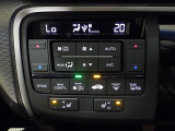 オートエアコンは左右席で独立温度コントロールが可能です。シートヒーター付きで、冷えた車内でもスイッチを押せば数秒で座面と背もたれがあたたかくなります。