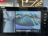 画像の左側は運転席から見ることのできないフロント左側を映している画像です、狭い道や幅寄せ時に便利です。