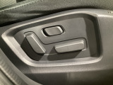 運転席にはパワーシートを装備!シート位置を記憶するメモリー機能付きなのでご夫婦で2名分セットすると便利です♪