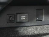 ステアリングスイッチはハンドルを握ったままで各種装備の設定・オーディオの操作が可能。その他衝突軽減ブレーキの設定や踏み間違い等も・・・