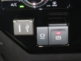 電動パーキングブレーキ&オートブレーキホールド機能付。「HOLD」スイッチを押しシステムONの状態にしておくことで信号待ちでブレーキを踏んで停車時ブレーキペダルから足を離してもブレーキを保持。楽です。