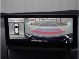 【360&deg;ビュー・モニター】専用カメラにより上から見下ろしたような視点で360度クルマの周囲を確認することができます。駐車が苦手な方でも縦列駐車や幅寄せ時に活躍してくれます。