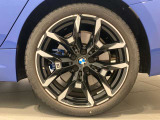 BMWの純正アロイホイールは軽量かつ強度にも優れているホイールで走行性能を引き上げる設計になっております。足元にもBMWは妥協がなくこだわっている個所になります。