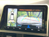 【パノラミックビューモニター】専用のカメラにより、上から見下ろしたような視点で360度クルマの周囲を確認することができます☆死角部分も確認しやすく、狭い場所での切り返しや駐車もスムーズに行えます。