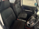 運転席の画像です。足元やシートまわりに余裕があり、リラックスした姿勢で運転が可能です。視界も良好で操作系へのアクセスもしやすく、快適で安心感のあるドライブをサポートします。