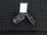 電子キーをポケットやカバンに入れているだけで、ドアの開錠・施錠が行えます。荷物を抱えていてもラクラク開閉です。エンジン始動も行えます。