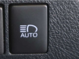 オートマチックハイビームとは、先行車や対向車のライトを認識し、ハイビームとロービームを自動で切り替える機能です。夜道の視界を確保します。詳細は販売店スタッフまでお尋ね下さい。
