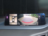 360度モニター搭載車ですので、低速時での不安を解消してくれます。この写真は右側はバックカメラですが、前進時にはフロントカメラにもなりますので歩行者や縁石なども確認することが可能です
