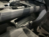 運転席手元に、ティッシュBOXや手荷物を置けるスペースあります☆