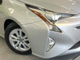 【LEDヘッドライト】悪天候や夜間走行時も良好な視界を確保し安心して運転できる高輝度LEDヘッドライトを装備!点灯速度が早く、消費電力も抑えられています。