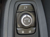 日本の駐車場は幅が広くないところが多くて、乗り降りが大変だったりしますよね。電動ミラーがあれば、室内でミラーをたためるので、駐車するときも便利ですね。