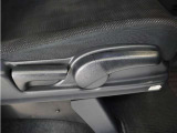 【ハイトアジャスター】レバーの上下操作だけで、座面を運転しやすい高さへ簡単に調節できます。