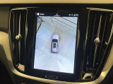 【360&deg;ビューカメラ】4台の高解像度カメラで360度の鳥瞰図を表示。隣の車や壁、死角にある障害物などを画面で確認できるため、狭いスペースでの駐車・出入りも安心です。