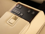 後席もVIP装備!後席センターコンソールの画像です!こちらのお車には、後席にもパワーシートが装備されています!更にオーディオなども後席から操作出来るなど豪華!ゲストに喜んで頂ける装備ですね!